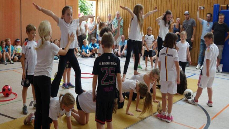 Bild Schulfest 2024 Fußball trifft Akrobatik