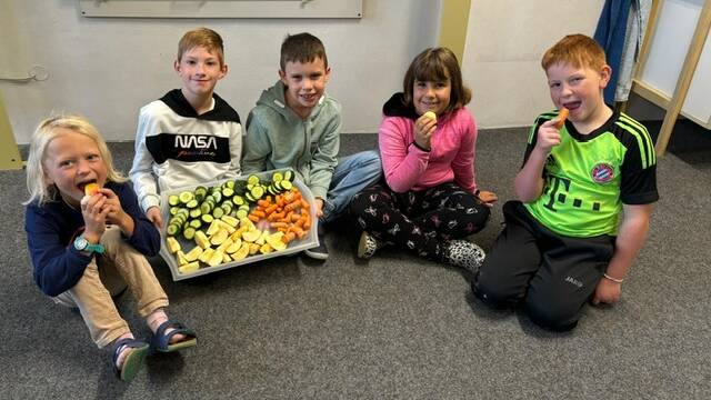 Bild Schüler mit Obst und Gemüse aus dem EU-Schulprogramm