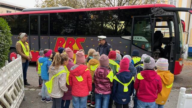 Bild Bus und Klassen 1a und 1b